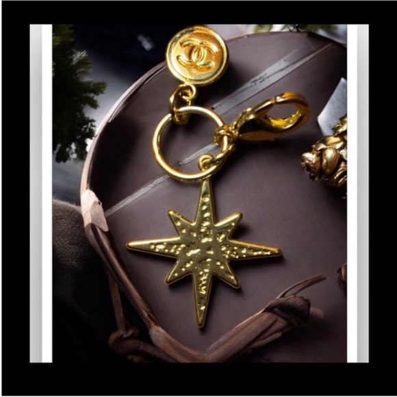 CHANEL Gold Star Key Holder - Picture 1 of 3